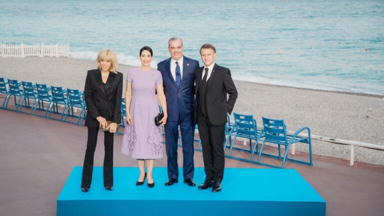 Presidente Abinader y primera dama son recibidos por el presidente Macron y su esposa en cena de gala