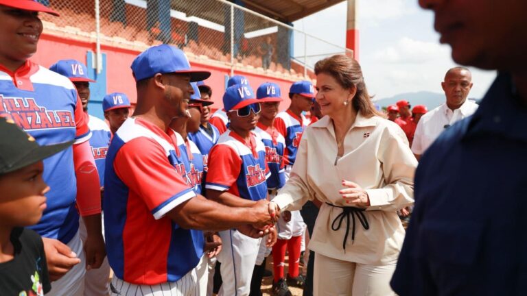 Vicepresidenta Raquel Peña reitera respaldo al deporte, al encabezar apertura del Torneo de Béisbol Amateur, en Santiago