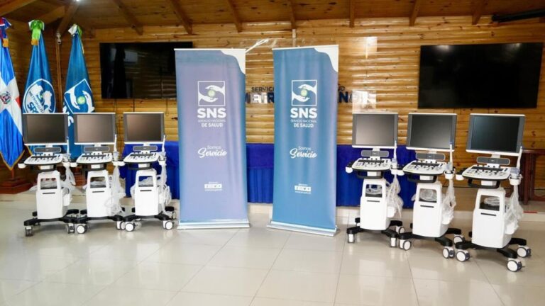SNS entrega sonógrafos a nueve centros de salud de la región Metropolitana