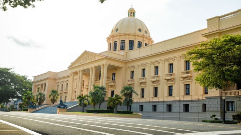 Presidente Abinader promulga ley que dispone fusión del Ministerio de Hacienda y el Ministerio de Economía, Planificación y Desarrollo