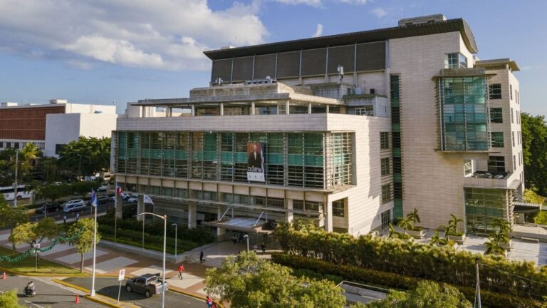 Corte mantiene en prisión a dos mujeres que encabezaban red de estafa electrónica de carácter inmobiliario