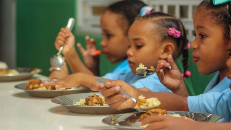 Inabie impacta a Boca Chica con utilería escolar y atenciones de salud en jornada de “El Gobierno en las Provincias”