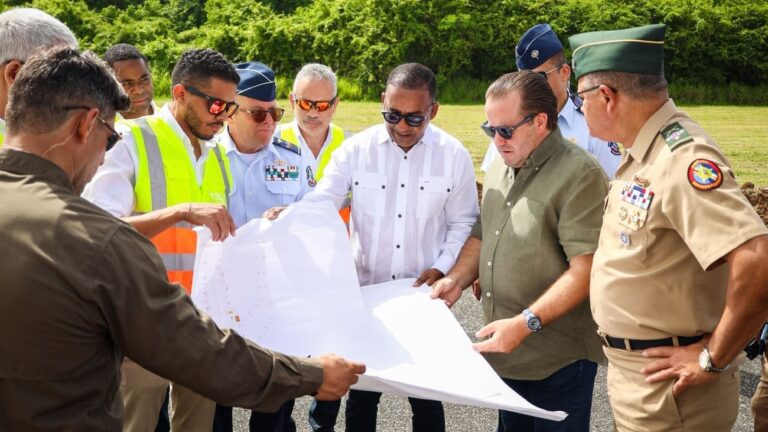 Autoridades supervisan trabajos de intervención a pista de aterrizaje de la FARD