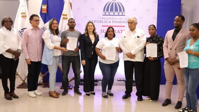 Cien personas cuidadoras de Azua y SDE firman carta compromiso para iniciar pasantías en hogares Conape