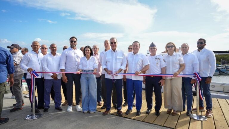 Presidente Abinader inaugura muelle en Caño del Yuti y escuela básica en Montecristi