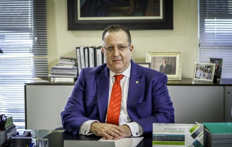 Magín J. Díaz es designado ministro de Hacienda