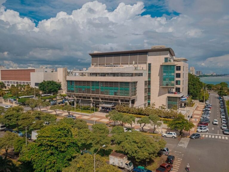 Envían a prisión a capitán de la Armada tras variarle coerción por violencia de género