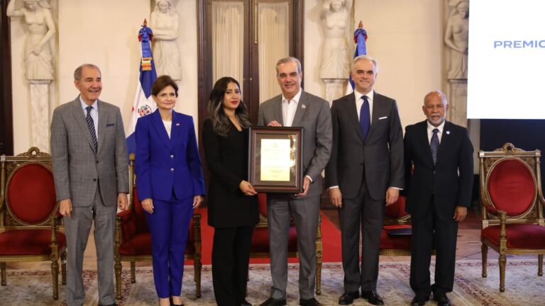 Presidente Abinader entrega a tres profesores el Premio a la Excelencia Magisterial 2025