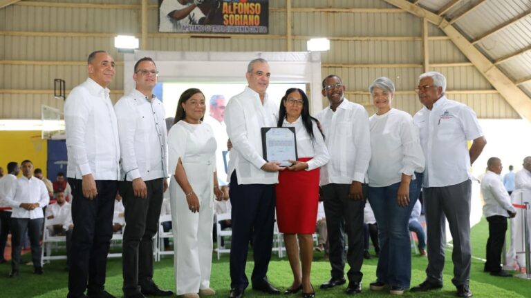 Presidente Abinader celebra cumpleaños entregando títulos de propiedad a 1,800 familias en el municipio de Quisqueya