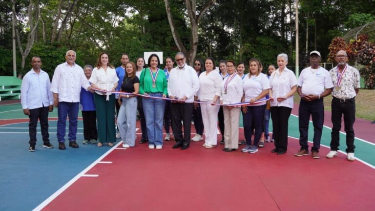 Desarrollo de la Comunidad acondiciona cancha deportiva en Salcedo