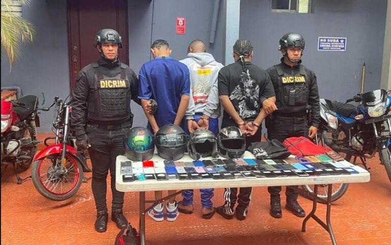 Desmantelan banda de atracadores en SDO; ocupan más de 60 celulares y varias motocicletas
