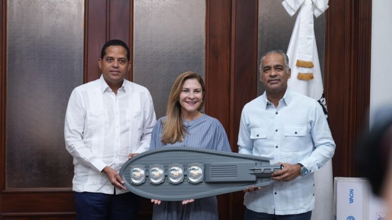 Energía y Minas dona 1,000 lámparas para reforzar alumbrado público de la capital