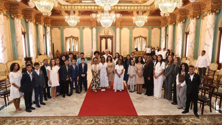 Presidente Abinader recibe y conversa con estudiantes destacados, hijos de dominicanos residentes en el exterior
