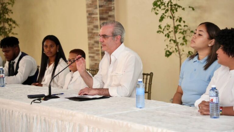 Presidente Abinader sostiene encuentro con más de 300 jóvenes de Azua para escuchar sus inquietudes y presentar oportunidades de desarrollo