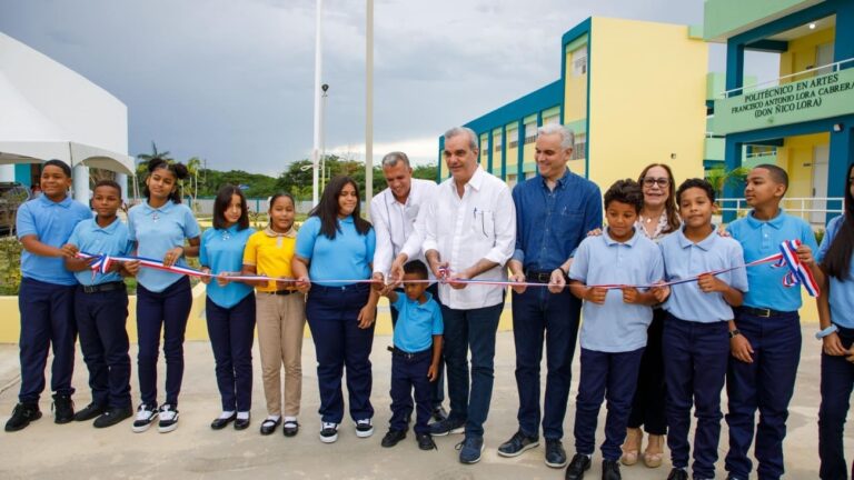 Presidente Abinader inaugura Politécnico en Artes Francisco Antonio Lora Cabrera, con 24 aulas que beneficiarán a 840 estudiantes, en Navarrete