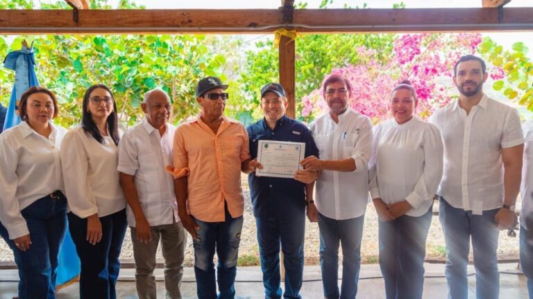 Gobierno entrega a través del Indrhi RD 46 millones y títulos de propiedad a parceleros presa Monte Grande