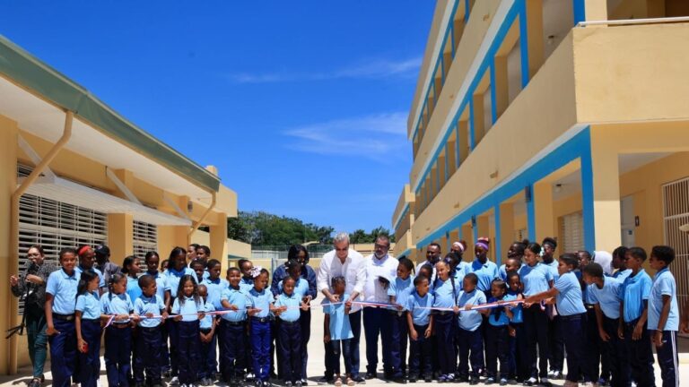Presidente Abinader inaugura moderno centro educativo en Enriquillo que beneficiará a más 560 estudiantes; también sostiene encuentro con más de 300 jóvenes en Barahona