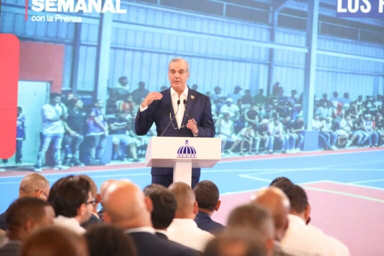 Presidente Abinader informa 500 mil estudiantes y atletas se han beneficiado con más de 900 intervenciones de instalaciones deportivas en el país