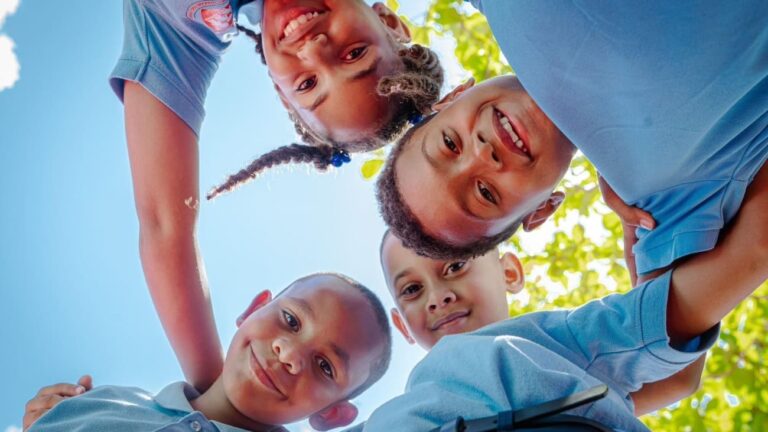 El año escolar 2025-2026 arranca con actos simultáneos en los 122 distritos escolares, encabezados por el presidente Abinader, la vicepresidenta Peña y autoridades nacionales