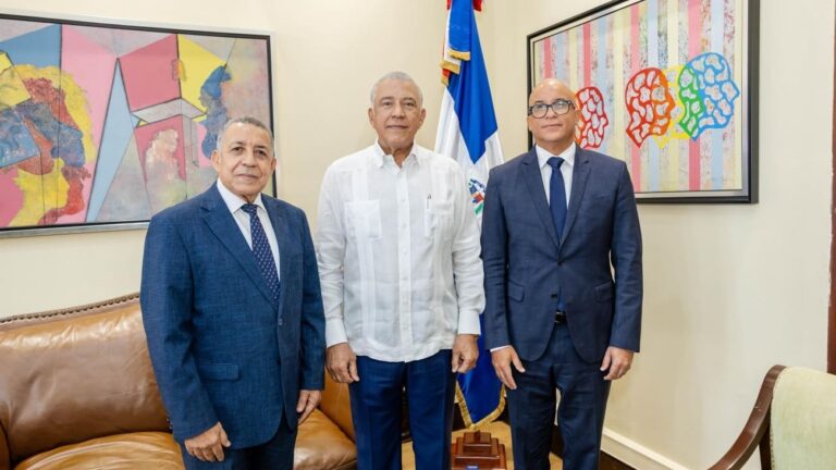 Ministro Andrés Bautista juramenta a Félix Reyna como director de la Diecom
