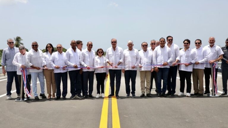 Presidente Abinader inaugura circunvalación de Baní: 19.8 kilómetros que conectan el sur del país y acortan distancia, además de ahorrar tiempo y combustible