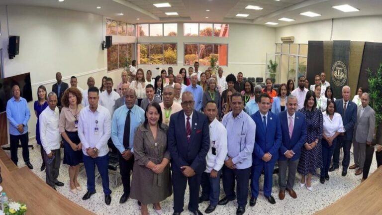 Contraloría transmite mensaje anticorrupción e importancia del control interno a estudiantes de Uteco