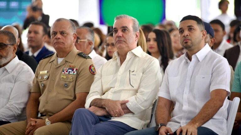 Presidente Abinader respalda creatividad juvenil en el Hackathón de Ciudades Inteligentes y Movilidad Urbana