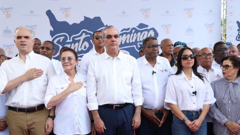 Presidente Abinader visita el barrio Capotillo y dice que quiere cambiar su imagen