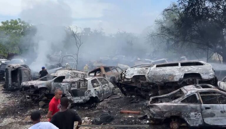 Incendio en Repuestos y Rent A Car Modele destruye más de 50 vehículos y causa millonarias pérdidas