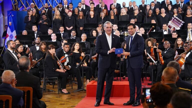 Gobierno presenta regrabación del himno nacional dominicano