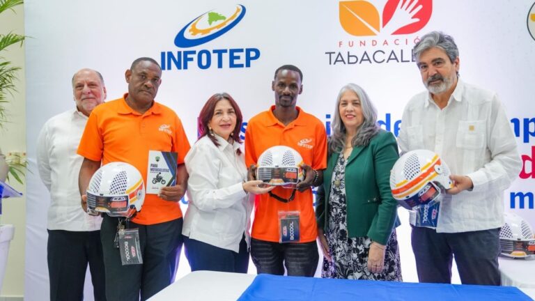 Infotep y Fundación Tabacalera entregan cascos protectores a motoristas de La Romana