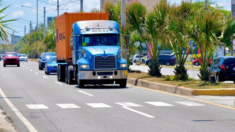 Intrant llama a transportistas de carga a circular por el carril derecho en autopistas y carreteras