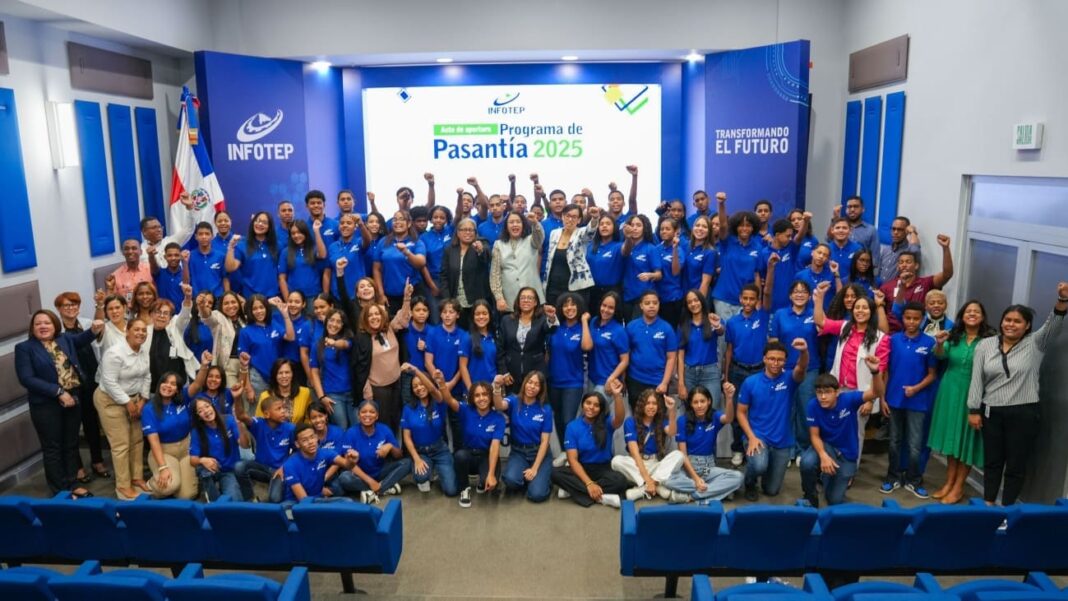 Jóvenes vivieron su primera experiencia laboral en INFOTEP con pasantía formativa y visitas a centros tecnológicos 1 (2) (1) (1)