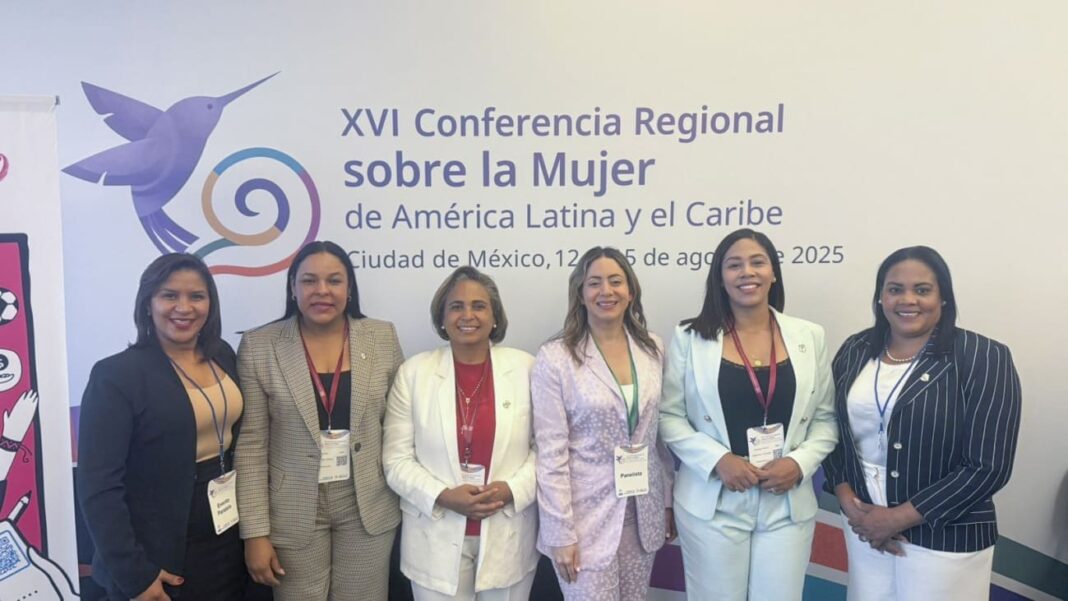 Junto a Gloria Reyes, directora de la DDSS, las diputadas Damarys Vásquez, Stamy Colón, Melina Sánchez, Marleni Jiménez, Lourdes de Jesús, y Dorina Rodríguez. (1) (1)