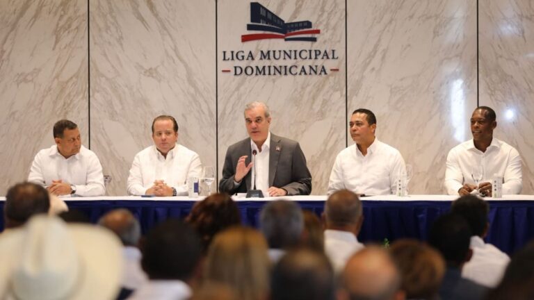 Presidente Abinader anuncia RD 4,000 millones para aceras y contenes en todo el país