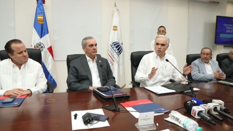 Presidente Abinader impulsa transformación educativa con 124,000 docentes formándose en áreas STEAM