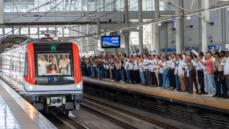 Presidente Abinader inaugura ampliación y pasillo de interconexión peatonal del Metro de Santo Domingo