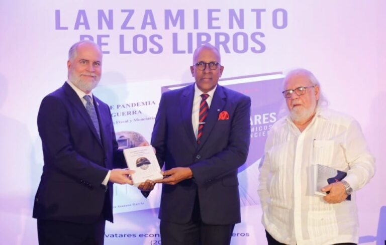 Contralor Félix Santana García pone a circular dos nuevas obras sobre economía y finanzas