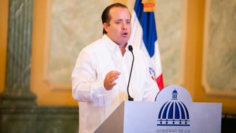 Gobierno promulga Ley 82-25 que fortalece el Plan Nacional de Titulación; elimina impedimento de libre disposición