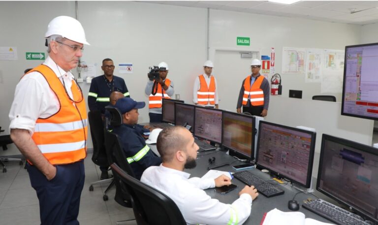 Abinader pide disculpas a la población por los apagones