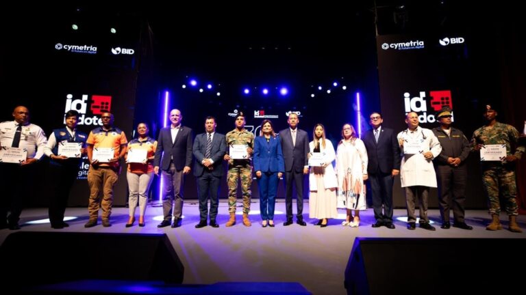 Indotel otorgará 30,000 becas en tecnología; vicepresidenta Raquel Peña encabezó lanzamiento en Santiago