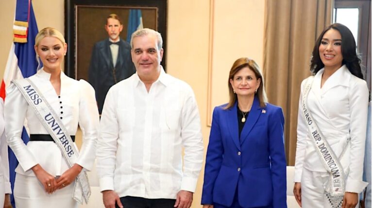 Presidente Abinader recibe a Miss Universo y Miss República Dominicana en el Palacio Nacional