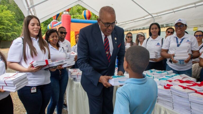 Contraloría impulsa educación sostenible con entrega de más de 4,200 cuadernos reciclados