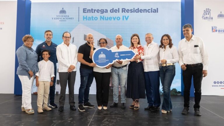 Vicepresidenta Raquel Peña encabeza entrega de 608 nuevas viviendas e inaugura tres ampliaciones de escuelas del Gran Santo Domingo