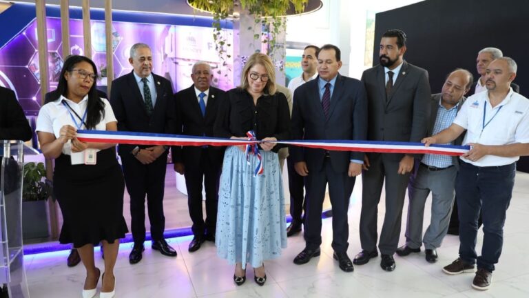 Mescyt inaugura pabellón en la Feria Internacional del Libro 2025