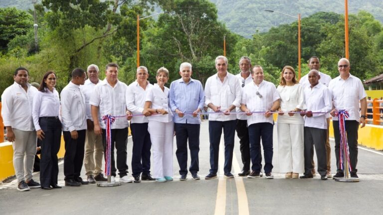 Presidente Abinader entrega puente sobre el río Bajabonico Arriba, fortaleciendo la comunicación y el desarrollo agrícola en Altamira, Puerto Plata