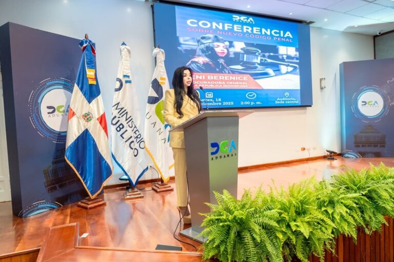 Procuradora General dicta conferencia en Aduanas sobre tipos penales de corrupción en el nuevo Código Penal y la Ley de Compras y Contrataciones