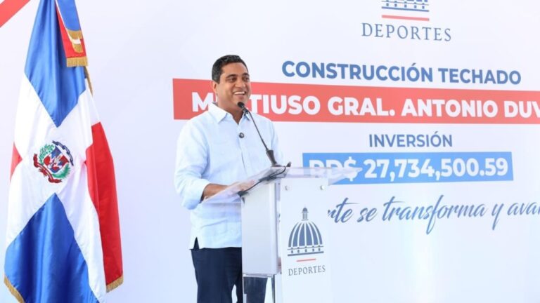 Ministro de Deporte da primer palazo para construcción de techado multiuso en el sector de Honduras del Distrito Nacional