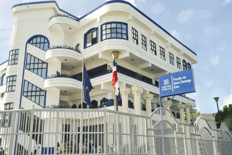 Prisión para 3 policías y un miembro de la Armada que violaron a una mujer y le robaron