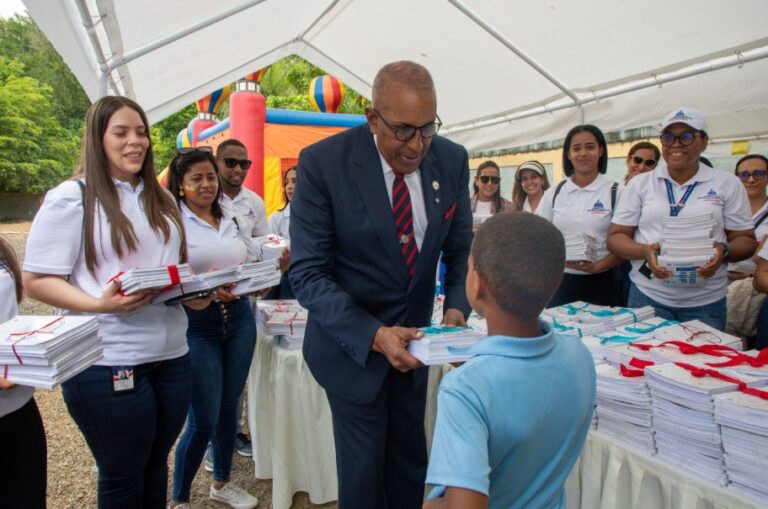 Contraloría impulsa educación sostenible con entrega de más de 4,200 cuadernos reciclados
